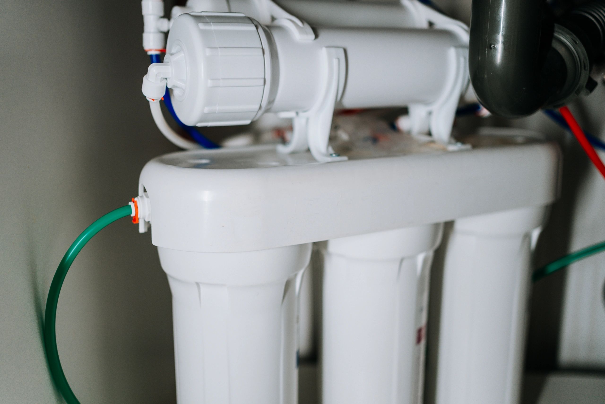 Reverse osmosis filtration system representing multi-stage water purification